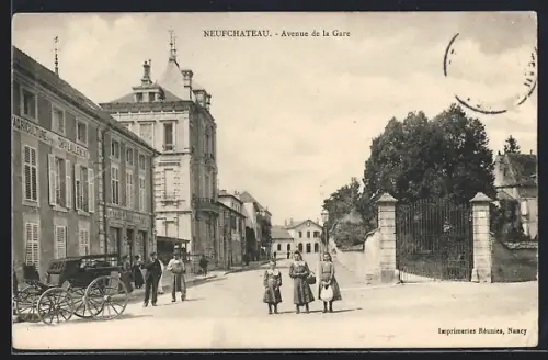 AK Neufchâteau, Avenue de la Gare avec passants et calèche