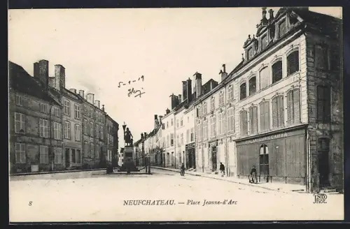 AK Neufchâteau, Place Jeanne-d`Arc avec statue et bâtiments historiques