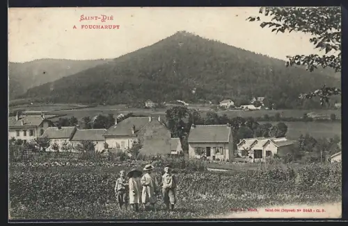 AK Saint-Dié, Foucharupt, Vue du village avec colline en arrière-plan et habitants au premier plan