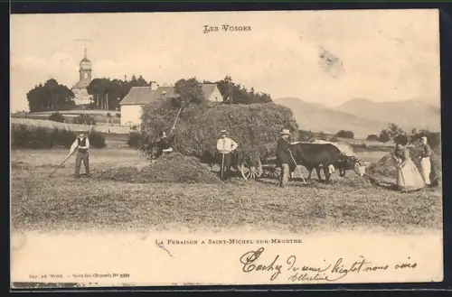 AK Saint-Michel-sur-Meurthe, La fenaison avec vue sur l`église et les montagnes des Vosges