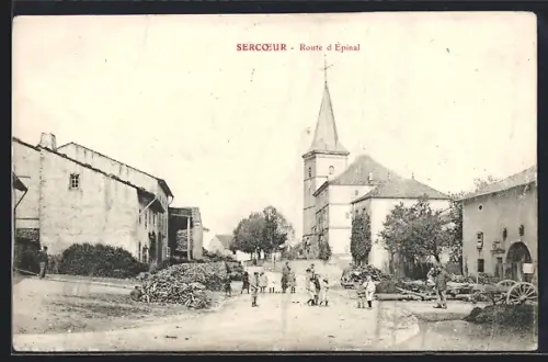AK Sercoeur, Route d`Épinal avec église et villageois sur la place