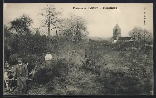 AK Relanges, Vue du village avec clocher et habitants dans les champs