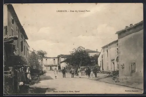 AK Lerrain, Rue du Grand Pont avec habitants et maisons anciennes