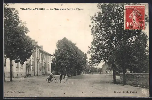 AK Thaon-les-Vosges, La Place Jules Ferry et l`École