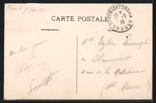 AK Thaon-les-Vosges, La Place Jules Ferry et l`École