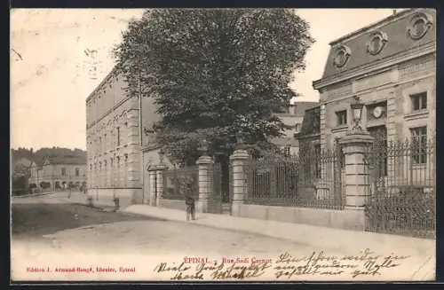 AK Épinal, Rue Sadi Carnot avec bâtiments historiques et clôture en fer forgé