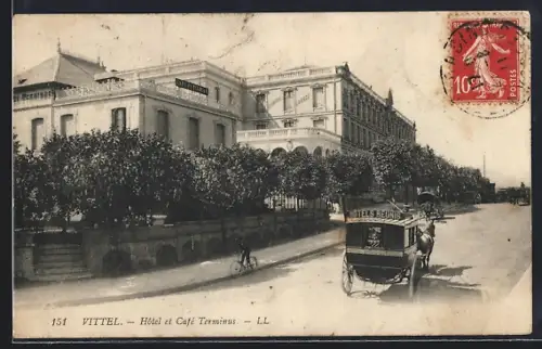 AK Vittel, Hôtel et Café Terminus avec voiture à chevaux sur la route