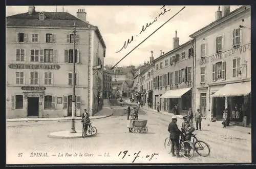 AK Épinal, La Rue de la Gare et l`Hôtel du Louvre avec passants et vélos