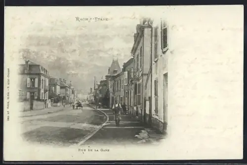 AK Raon-l`Étape, Rue de la Gare animée avec passants et cycliste