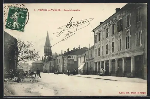 AK Thaon-les-Vosges, Rue de Lorraine avec bâtiments et église en arrière-plan