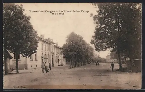 AK Thaon-les-Vosges, La Place Jules Ferry et l`école