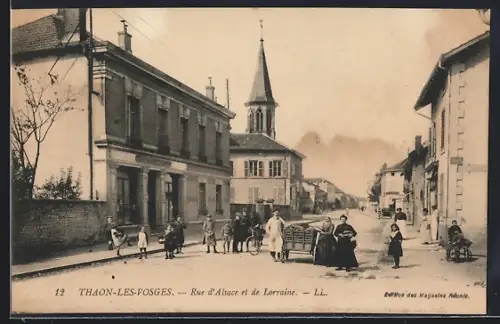 AK Thaon-les-Vosges, Rue d`Alsace et de Lorraine avec habitants et charrette