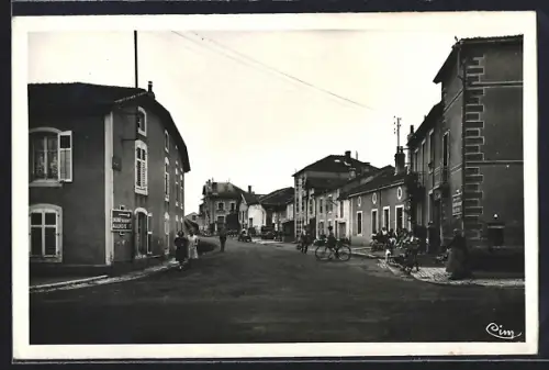 AK Chatenois /Vosges, Rue de Longchamp animée avec cyclistes et passants
