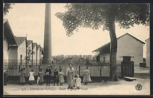 AK Thaon-les-Vosges, Route d`Igney à Thaon avec des enfants devant une clôture