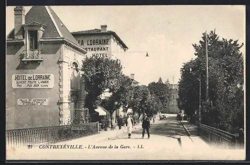 AK Contrexéville, L`Avenue de la Gare avec l`Hôtel de Lorraine et passants