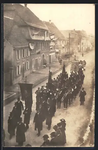 AK Vaubexy, Défilé d`une fanfare dans la rue principale du village