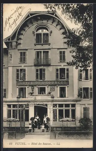 AK Vittel, Hôtel des Sources avec visiteurs à l`entrée