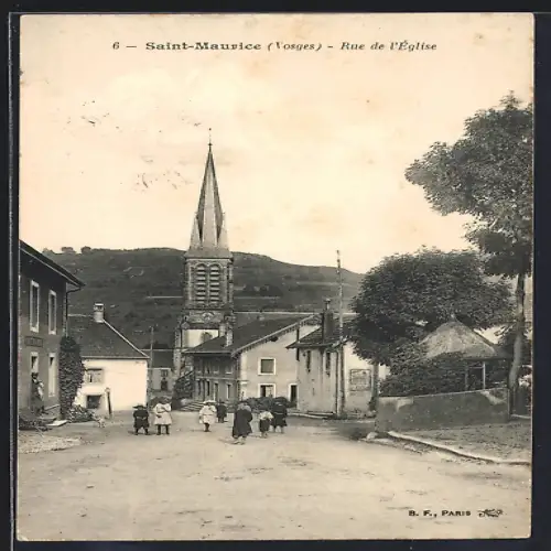 AK Saint-Maurice /Vosges, Rue de l`Église avec vue sur le clocher et village animé