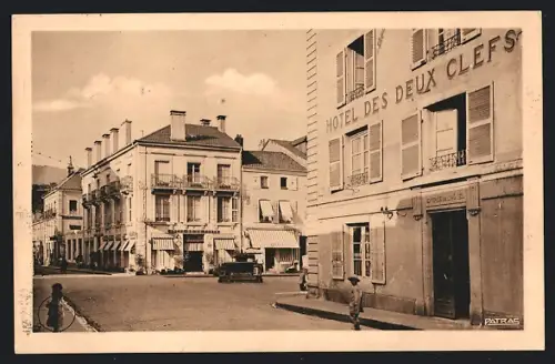 AK Remiremont /Vosges, Hôtel des Deux Clefs et rue animée