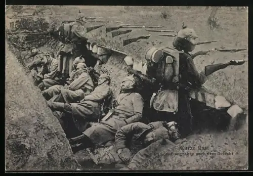 AK Deutsche Soldaten in Uniformen im Schützengraben, Kurze Raste nach einem Gefecht