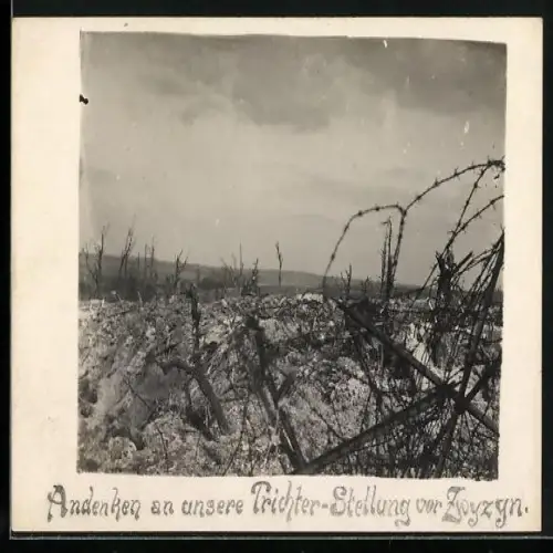 Foto-AK Schützengraben mit Stacheldraht, Andenken an unsere Trichter-Stellung vor Zwyzyn