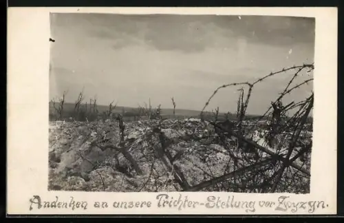 Foto-AK Schützengraben mit Stacheldraht, Andenken an unsere Trichter-Stellung vor Zwyzyn