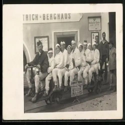 Foto-AK Bergleute des Wolfdietrich-Stollen auf einem Schienenwagen