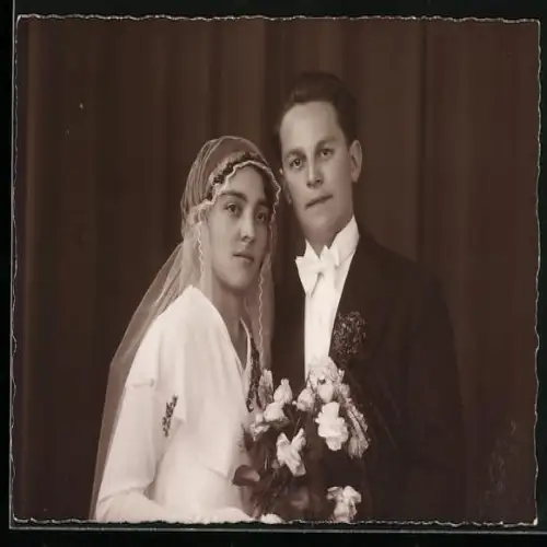 Foto-AK Werdau, Brautpaar mit Blumenstrauss