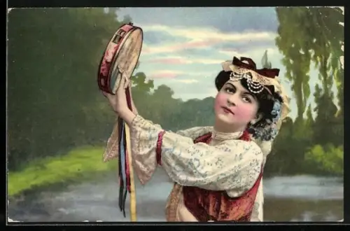 AK Dame in traditioneller Kleidung mit Trommel