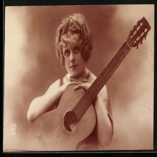 AK Frau mit einer Gitarre
