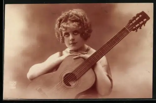 AK Frau mit einer Gitarre
