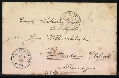 AK Mann sitzt auf einem Stuhl und spielt Gitarre