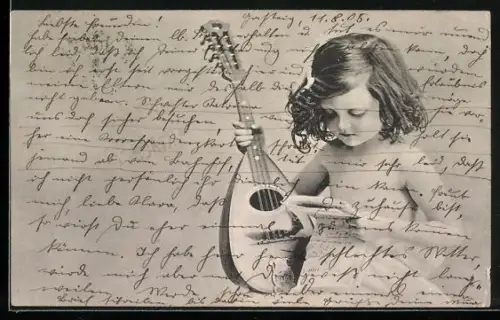 AK Kind hält eine Gitarre in der Hand und liest Musiknoten