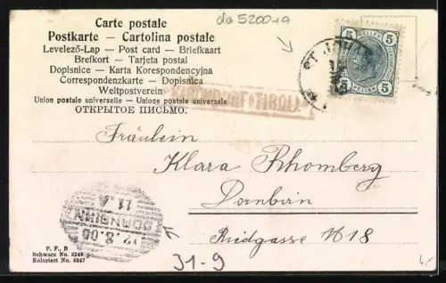 AK Kind hält eine Gitarre in der Hand und liest Musiknoten