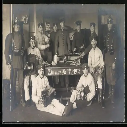 Foto-AK Soldaten in Uniformen mit Waffen und Akkordeon, Zimmer 96 1913
