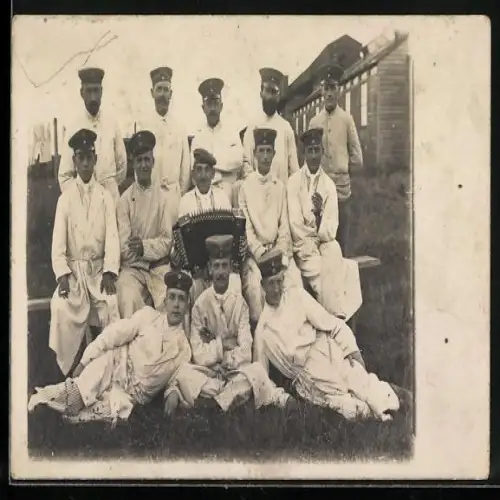 Foto-AK Soldaten-Gruppenbild mit Akkordeon