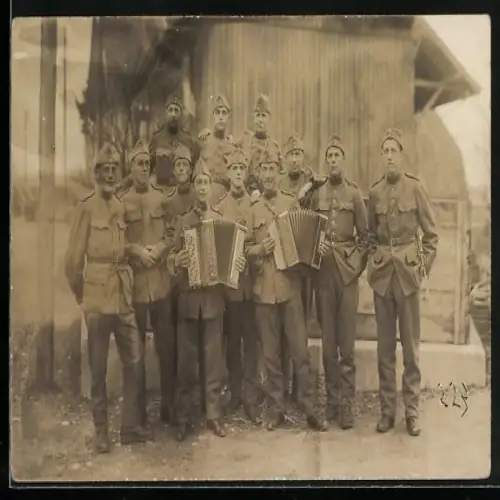 Foto-AK Soldaten in Uniformen mit Akkordeon 1929