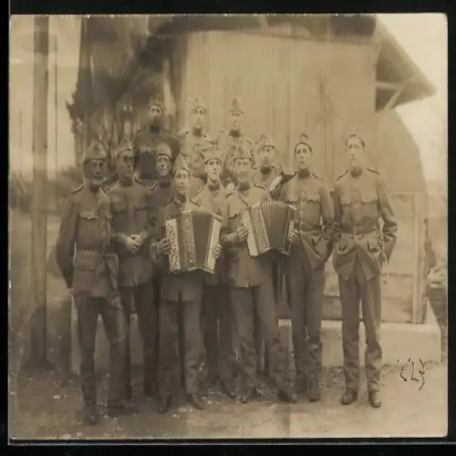Foto-AK Gruppe Soldaten in Uniformen mit Akkordeon 1929