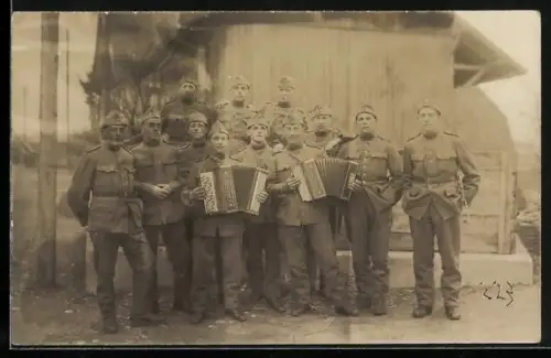 Foto-AK Gruppe Soldaten in Uniformen mit Akkordeon 1929