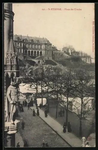 AK St.-Etienne, Place des Ursules avec vue sur le bâtiment et les passants