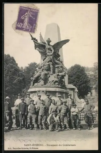 AK Saint-Étienne, Monument des Combattants avec soldats posant devant la statue