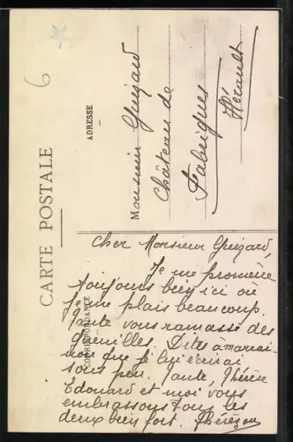 AK Saint-Étienne, Monument des Combattants avec soldats posant devant la statue