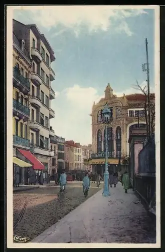 AK Roanne /Loire, Le Carrefour avec bâtiments et lampadaire au premier plan