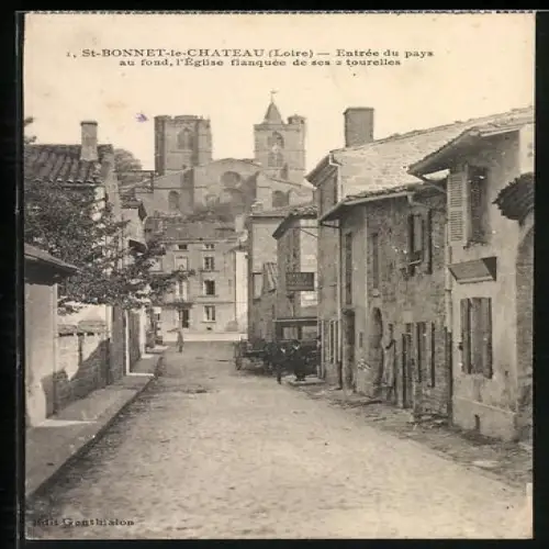 AK St-Bonnet-le-Château /Loire, Entrée du pays au fond, l`Église flanquée de ses 4 tourelles