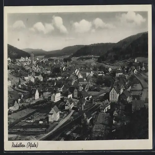 AK Rodalben /Pfalz, Ortsansicht mit Bahngleisen der Strecke Landau-Zweibrücken