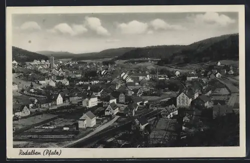 AK Rodalben /Pfalz, Ortsansicht mit Bahngleisen der Strecke Landau-Zweibrücken