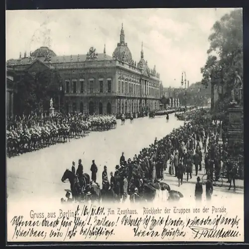 AK Berlin, Parade auf Unter den Linden vor dem Zeughaus