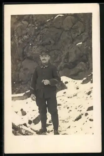 Foto-AK Soldat in Uniform mit Zigarette im Schnee