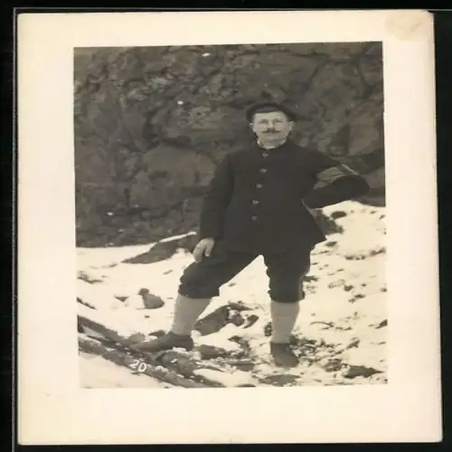 Foto-AK Soldat in Uniform im Schnee