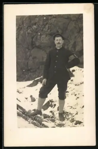 Foto-AK Soldat in Uniform im Schnee